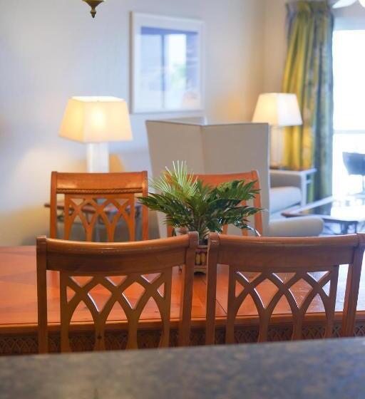 سوئیت با تخت بزرگ, The Grand Caymanian Resort