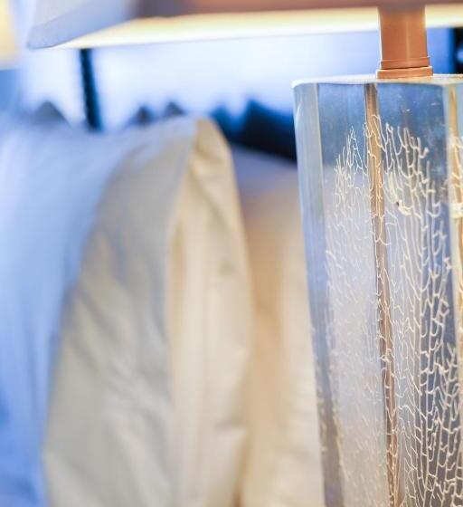 سوئیت با تخت بزرگ, The Grand Caymanian Resort