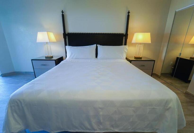 سوئیت با تخت بزرگ, The Grand Caymanian Resort