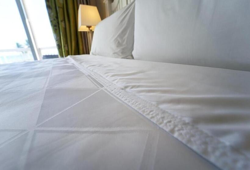 سوئیت با تخت بزرگ, The Grand Caymanian Resort