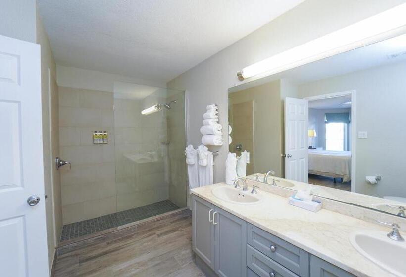 سوئیت با تخت بزرگ, The Grand Caymanian Resort