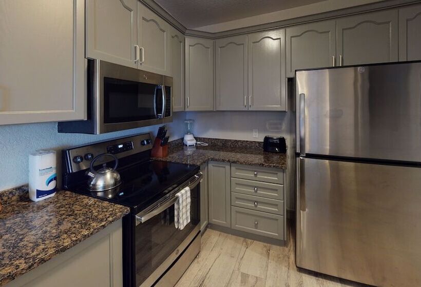 سوئیت با تخت بزرگ, The Grand Caymanian Resort