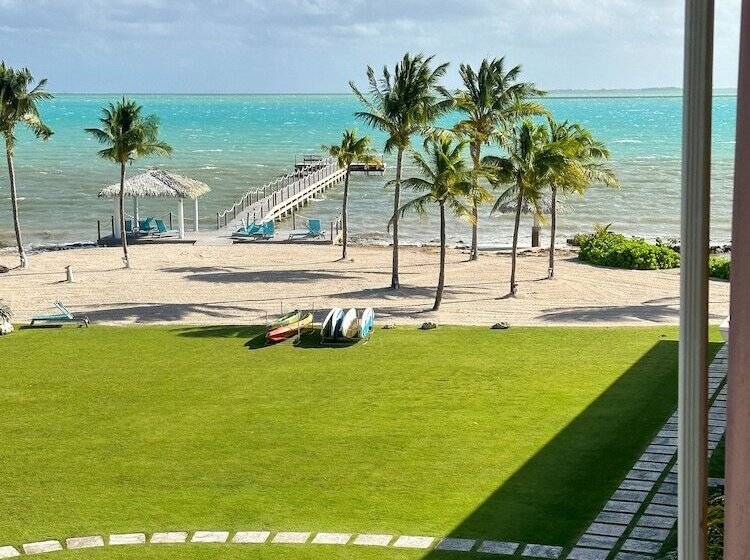 سوئیت با تخت بزرگ, The Grand Caymanian Resort