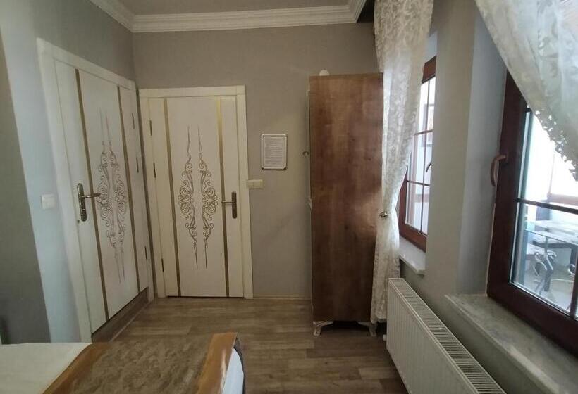 اتاق اکونومی یک تخته, Sehri̇ Zade Yalisi