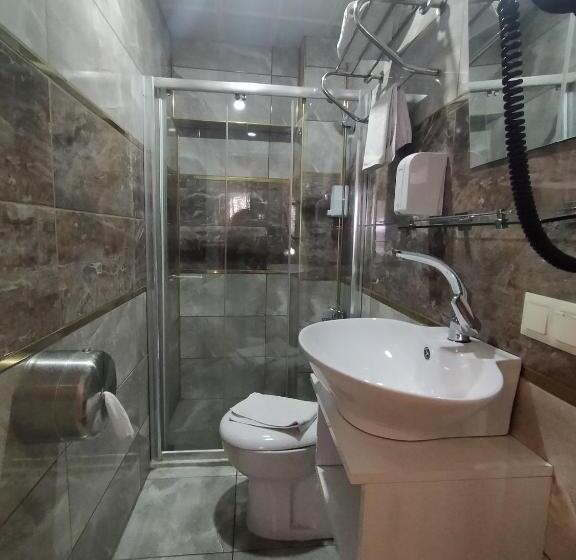 اتاق اکونومی یک تخته, Sehri̇ Zade Yalisi