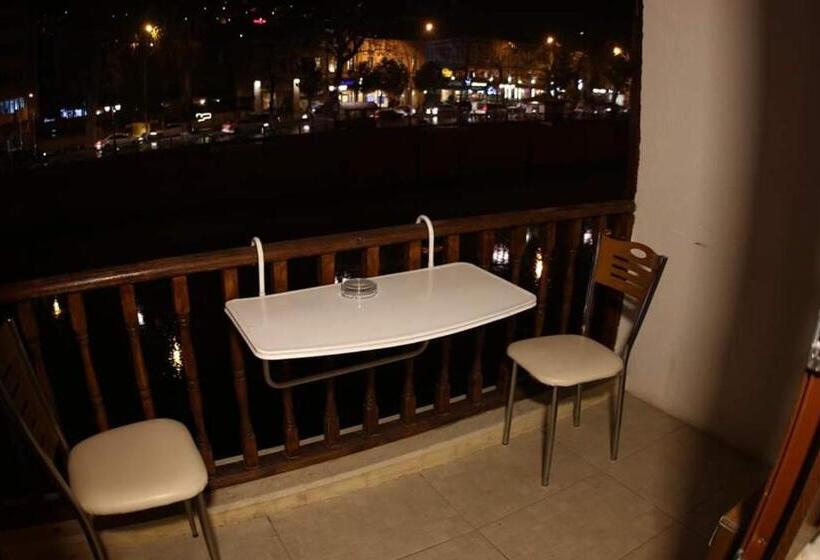 اتاق لوکس با بالکن, Sehri̇ Zade Yalisi