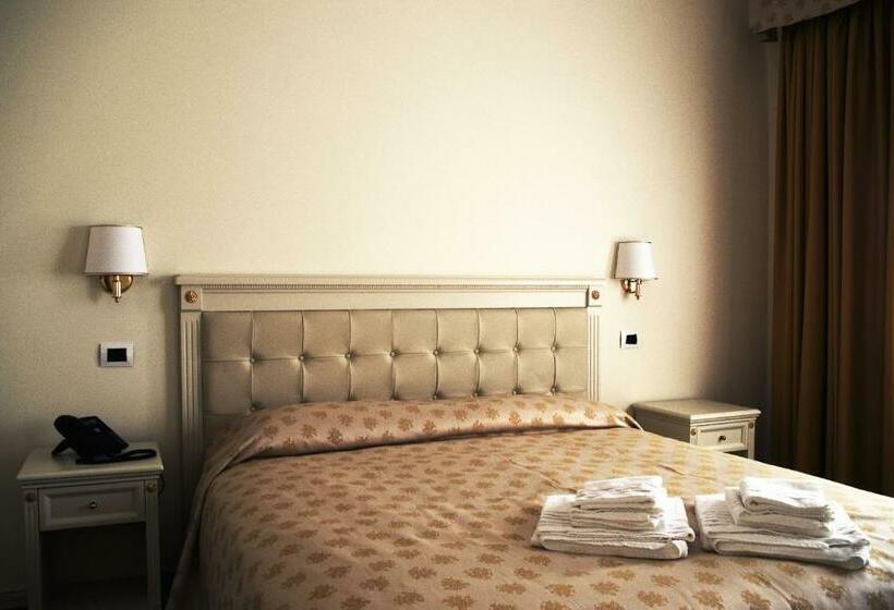 豪华三人间, Colaiaco