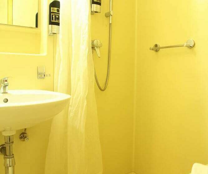 غرفة قياسية ثلاثية, De Spiegel