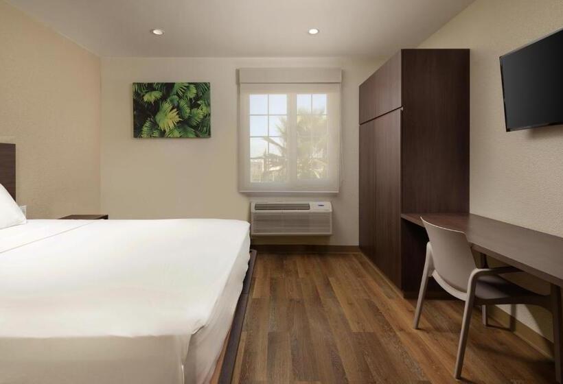 スイート, Extended Suites Tijuana Macroplaza