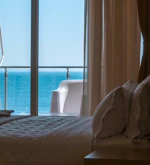 חדר דלוקס, Frojd