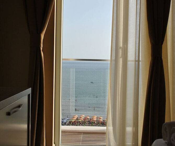 חדר דלוקס לשלושה, Frojd