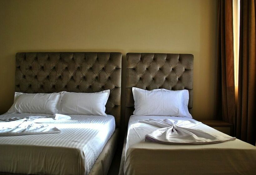 חדר דלוקס לארבעה, Frojd