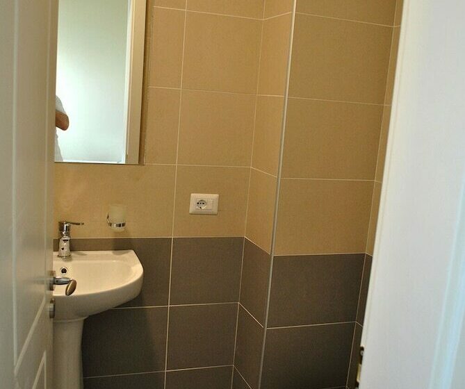 חדר דלוקס, Frojd