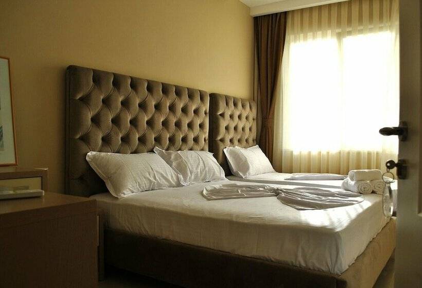 חדר דלוקס לארבעה, Frojd