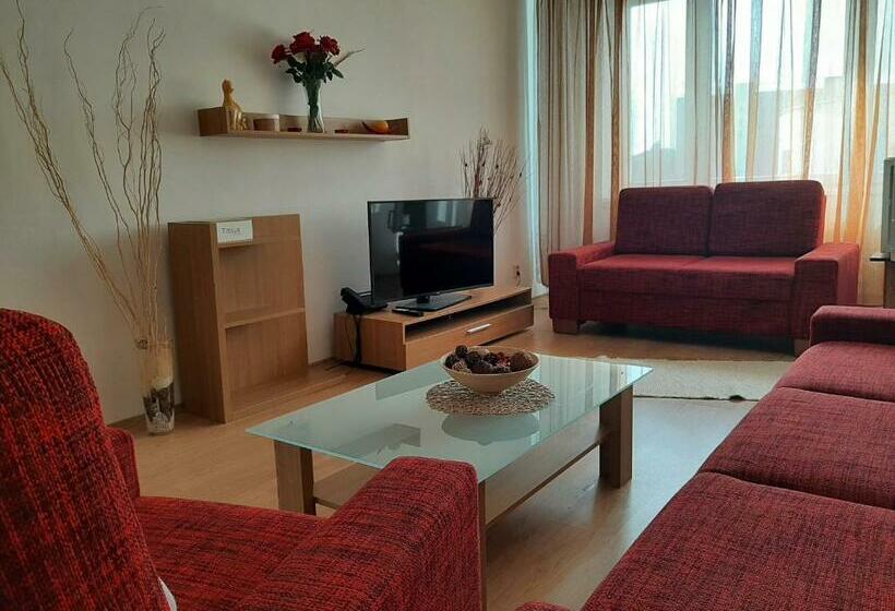 شقة غرفة واحدة, Pelikán