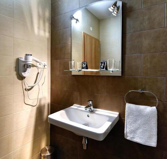 غرفة كومفورت, Pelikán