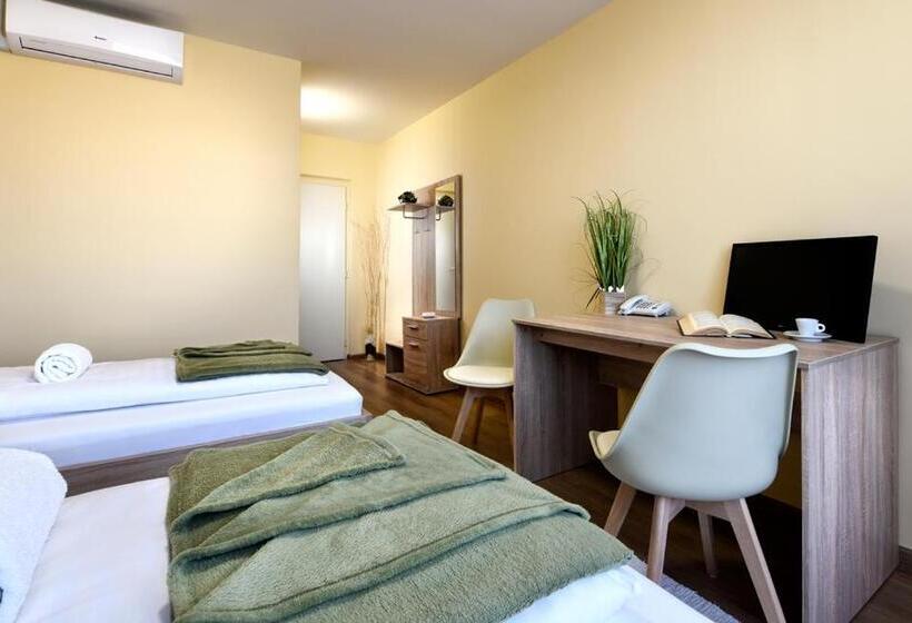 غرفة كومفورت, Pelikán