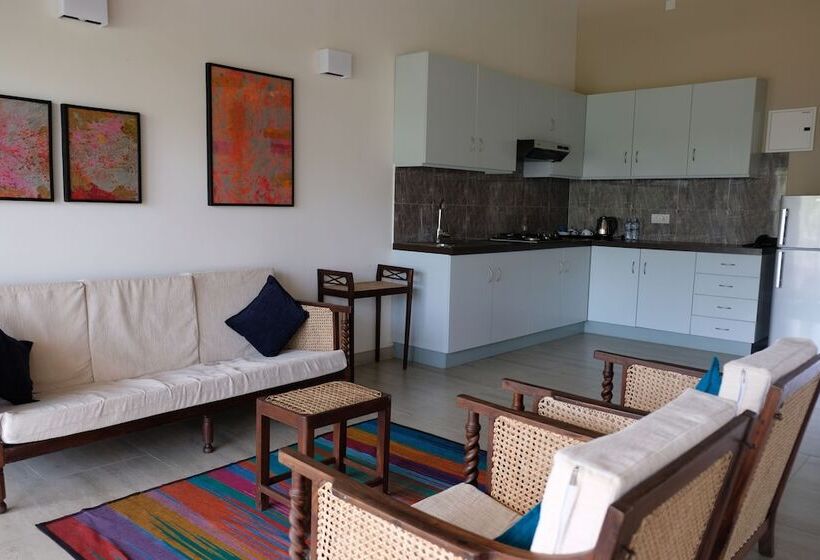 Полулюкс, Twenty Two Weligambay