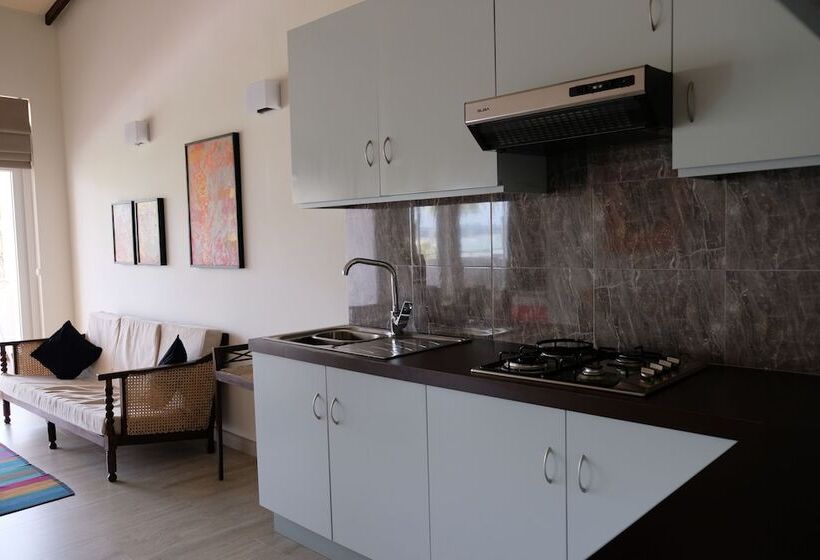 Полулюкс, Twenty Two Weligambay