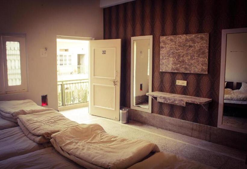 اتاق استاندارد چهار تخته, Anand Palace