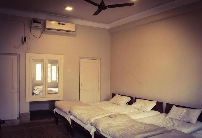 اتاق استاندارد چهار تخته, Anand Palace