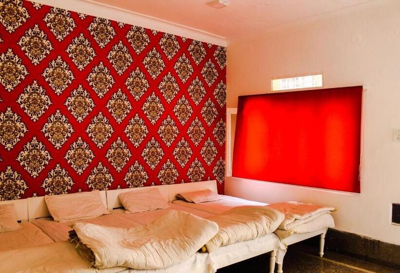 اتاق استاندارد چهار تخته, Anand Palace