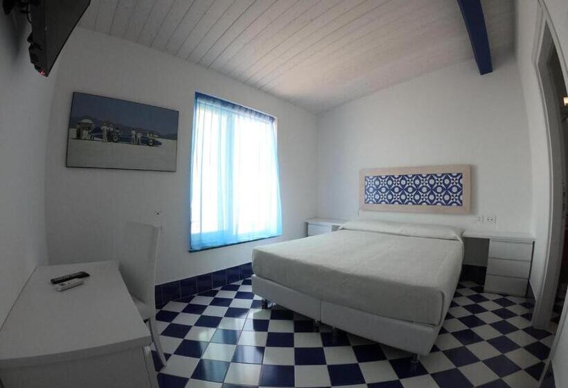 اتاق استاندارد با چشم‌انداز باغ, La Nave