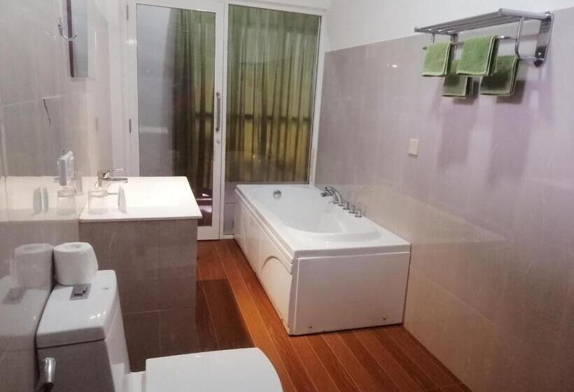 غرفة سوبيريور ثلاثية مطلّة علي البحر, Serenade Beach