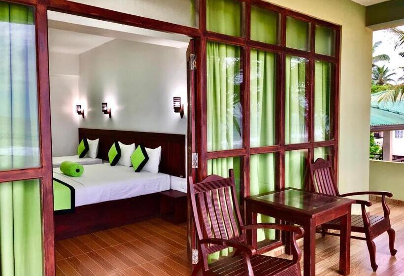 غرفة سوبيريور ثلاثية مطلّة علي البحر, Serenade Beach