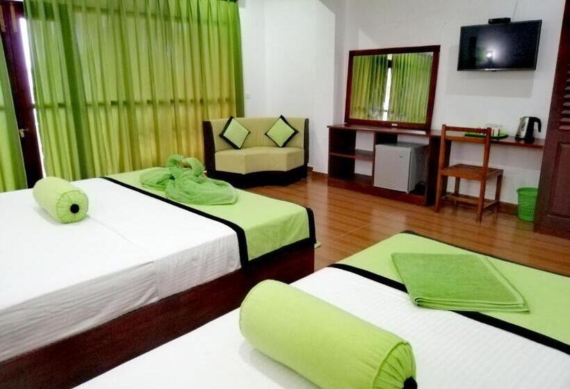 غرفة سوبيريور ثلاثية مطلّة علي البحر, Serenade Beach