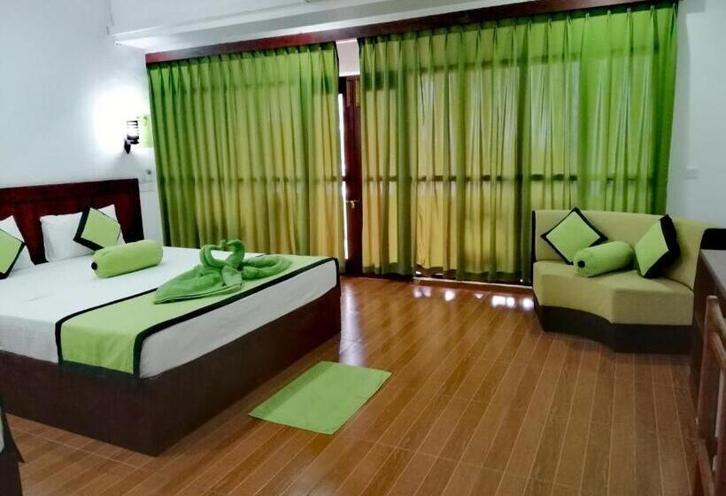 غرفة سوبيريور ثلاثية مطلّة علي البحر, Serenade Beach