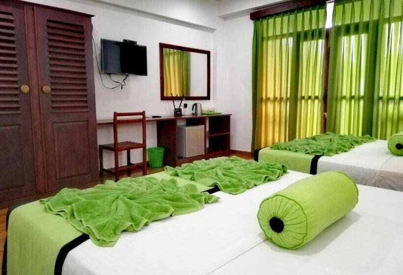 غرفة عائلية مطلّة علي البحر, Serenade Beach