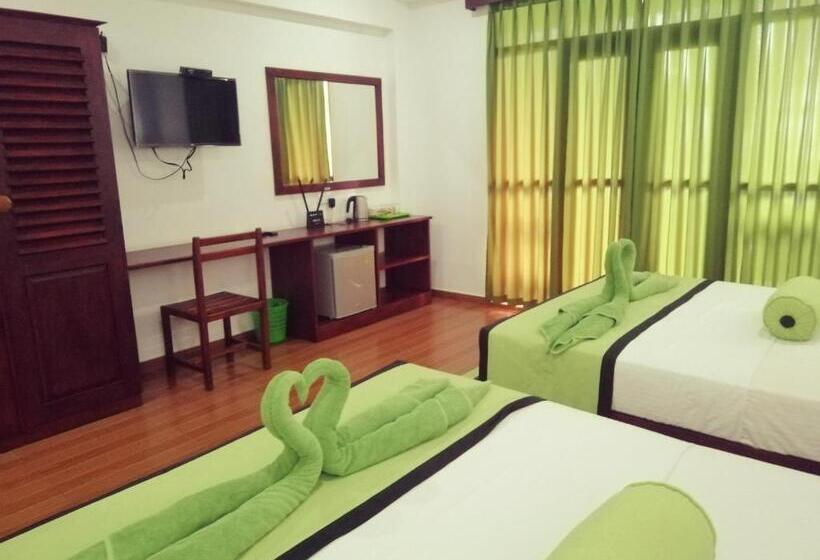 غرفة ديلوكس ثلاثية, Serenade Beach