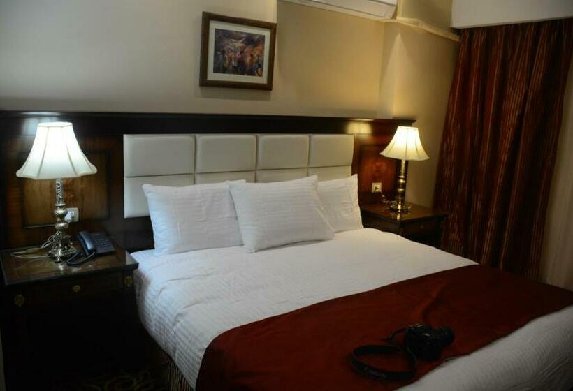 اتاق لوکس با بالکن, The Guard