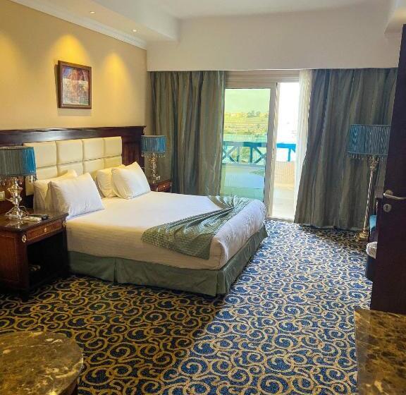 اتاق لوکس با بالکن, The Guard