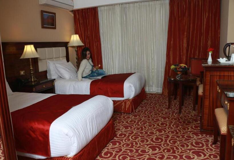 اتاق لوکس با بالکن, The Guard