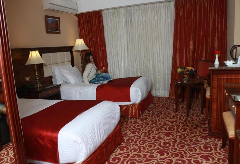 اتاق لوکس با چشم‌انداز استخر, The Guard