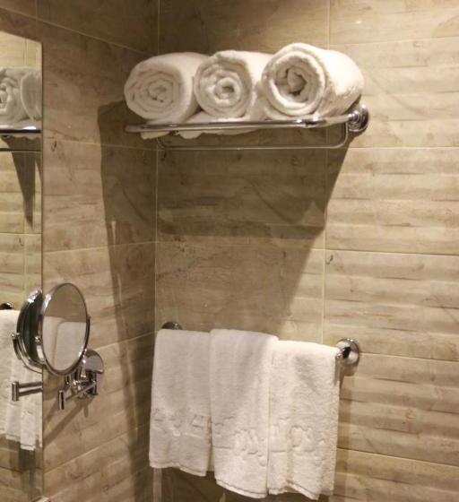 اتاق لوکس با تخت بزرگ, The Guard