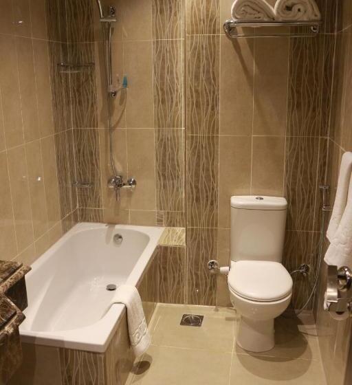 اتاق لوکس با تخت بزرگ, The Guard