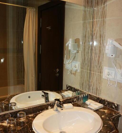 اتاق لوکس با تخت بزرگ, The Guard