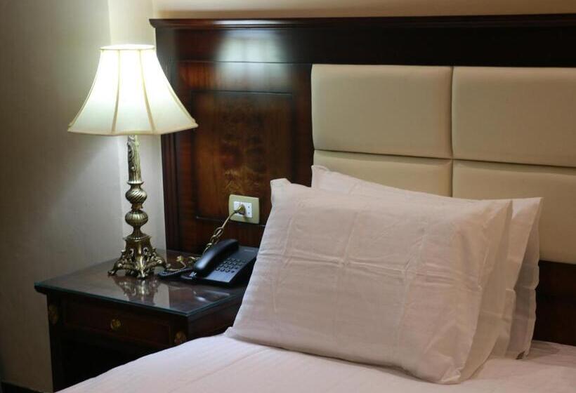 اتاق لوکس با تخت بزرگ, The Guard