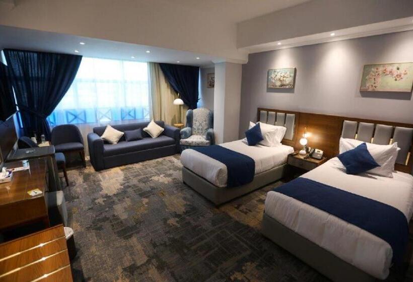 سوییت جونیور با چشم‌انداز استخر, The Guard