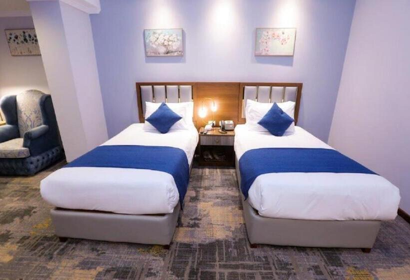 سوییت جونیور با چشم‌انداز استخر, The Guard