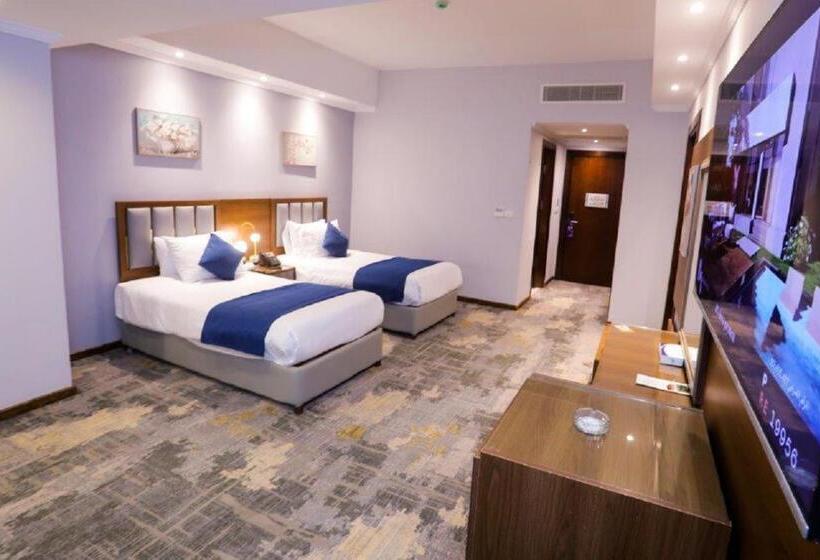 سوییت جونیور با چشم‌انداز استخر, The Guard