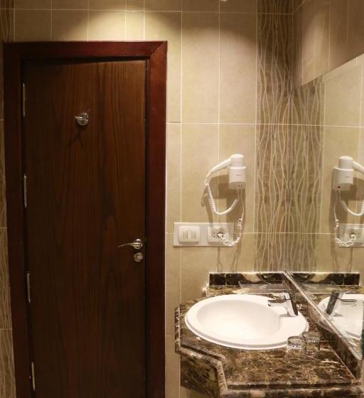 اتاق لوکس با چشم‌انداز استخر, The Guard