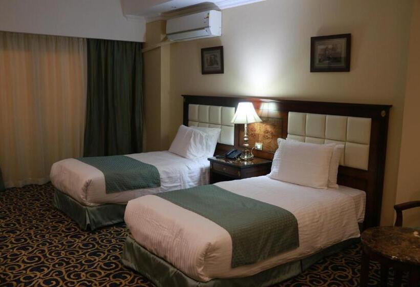 اتاق لوکس با چشم‌انداز استخر, The Guard