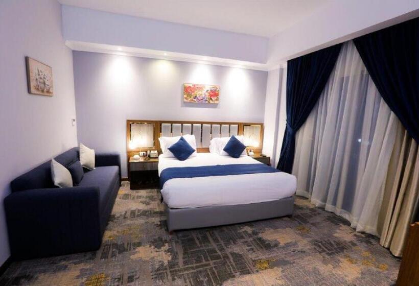 سوییت جونیور با چشم‌انداز استخر, The Guard