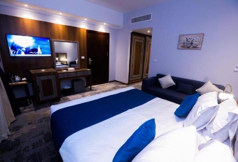 سوییت جونیور با چشم‌انداز استخر, The Guard