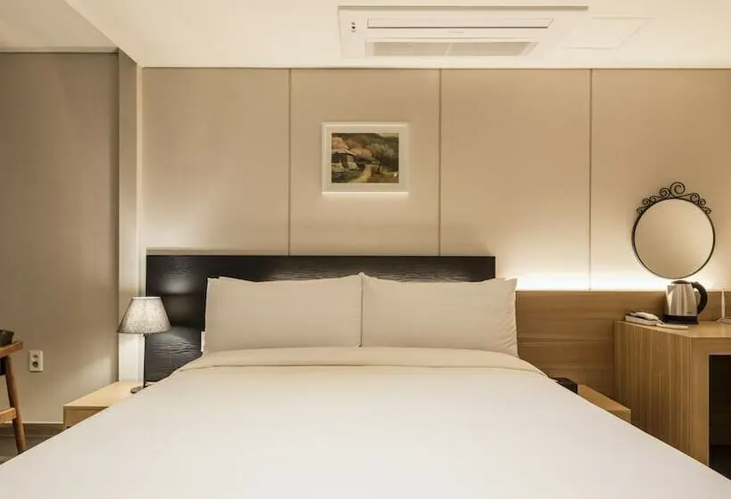 اتاق استاندارد, The First Stay