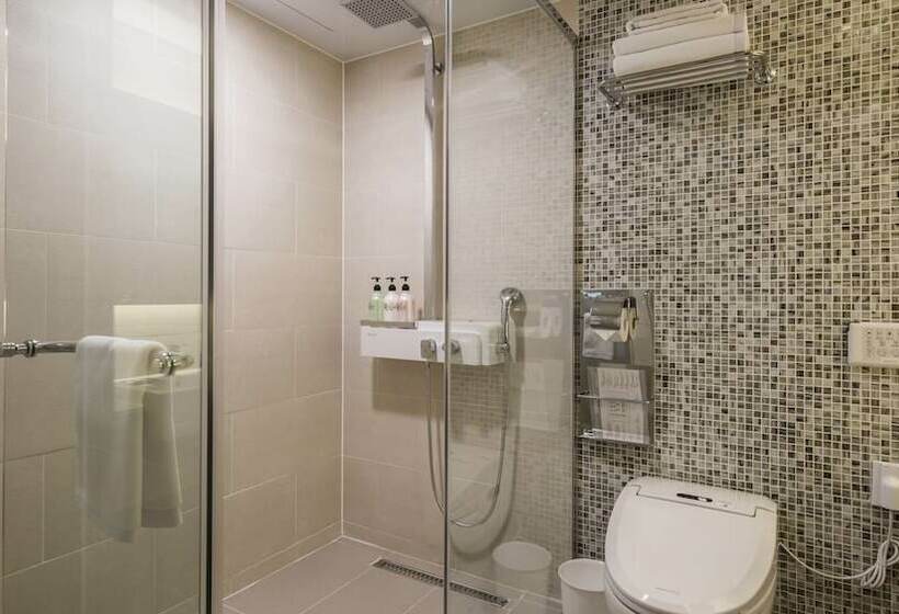 اتاق استاندارد, The First Stay
